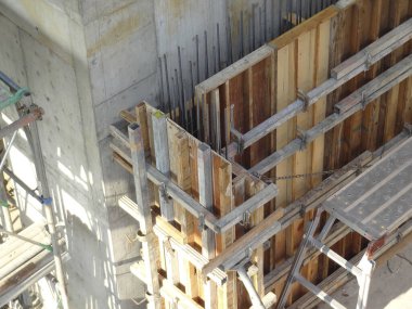 Şehrin arka planında yeni bir bina inşa ediliyor.