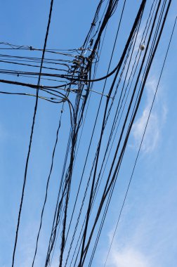 Gökyüzünde yüksek voltajlı elektrik hatları