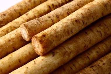 Arkaplanda çiğ Çin yer elması var, kapat.