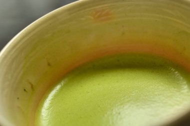 Yeşil kibrit çayı bir fincanda, yakın görüntü