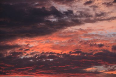 Güzel günbatımı görüntüsü Küçük bulutlu gökyüzü