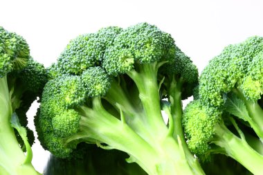 Arka planda izole edilmiş taze brokoli.