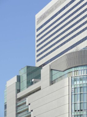 Kentsel şehirde modern mimarinin düşük açılı görüntüsü     