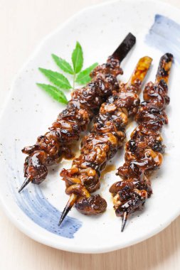 Soya soslu ızgara tavuk şişi. 