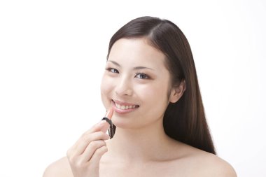 Rujlu güzel Asyalı bir kadının yakın plan portresi.