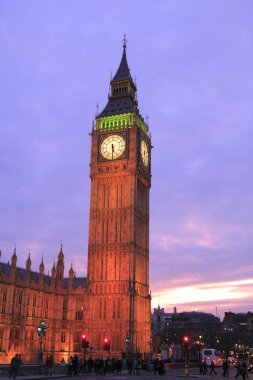 Big Ben, Parlamento Binası 'nda nam-ı diğer Londra' daki Westminster Sarayı 'nda.