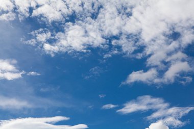 Beyaz bulutlu mavi gökyüzü arkaplanı