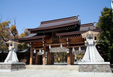 Japon tapınağı Minatogawa Jinja 'nın ana veya ön kapısı 1957' de Kobe, Hyogo, Japonya 'da bulunan savaş hasarından sonra yeniden inşa edildi..