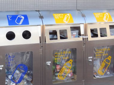 Plastik ve metal atık maddeleri için üç geri dönüşüm kutusu