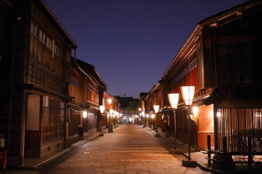 Geleneksel bina ve fenerlerle dolu sessiz bir cadde.