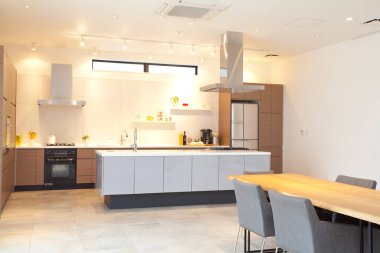 Modern iç tasarımı olan güzel bir mutfak.