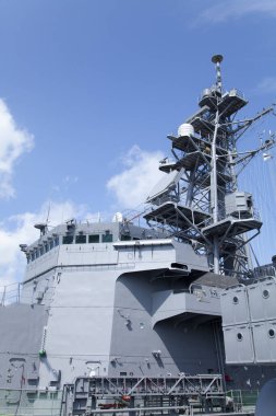 Donanma gemileri şehir limanına demirledi.