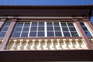 Mavi gökyüzünün altında dış yapı hakkında dekoratif mimari detaylar