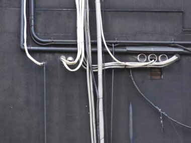 Beyaz ve siyah kablolu siyah duvar, elektrik ekipmanı