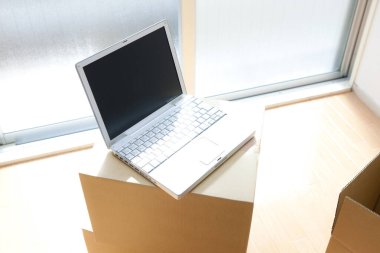 boş karton kutularda dizüstü bilgisayar