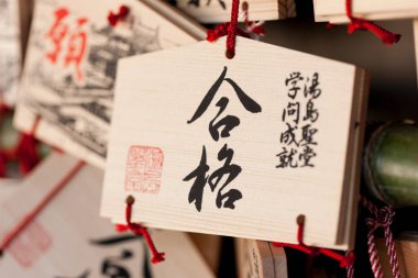 Japon kaligrafisi olan kağıt kartların kapanışı. 