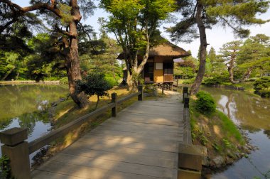 Güzel antik Japon binasının manzaralı görüntüsü.