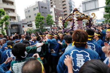 İnsanlar Tokyo, Japonya 'da düzenlenen geleneksel Kanda Matsuri festivaline katılıyor                 