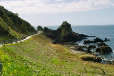 Deniz kıyısının ve dağ yolunun güzel manzarası 