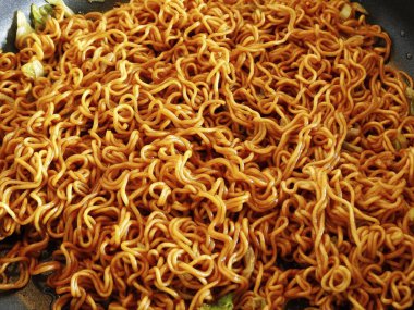 Sos ve baharatlı kızarmış eriştenin yakın plan görüntüsü. 