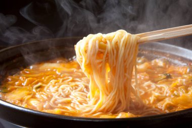 yakın çekim - tavada kaynatılmış erişte. Asya mutfağı