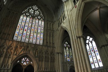 Londra, İngiltere 'deki eski kilisenin vitraylı penceresi.