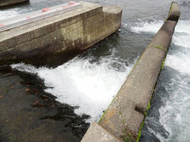 Dışarıdaki beton balık merdiveni yapısından akan su.