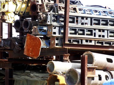 Paslı metal borular ve endüstriyel makineler dışarıda.