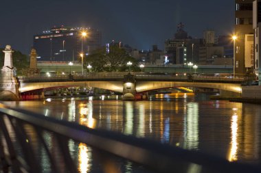 şehir arkaplan görüntüsü, gece ışıklandırmalı şehir manzarası 