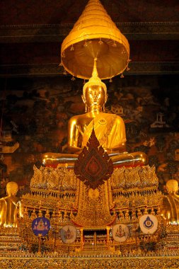 Bangkok, Tayland 'daki Wat Arun Tapınağı' nda altın Buda heykelleri
