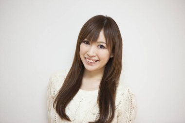 Beyaz arka plan üzerinde güzel genç Asyalı kadın portresi