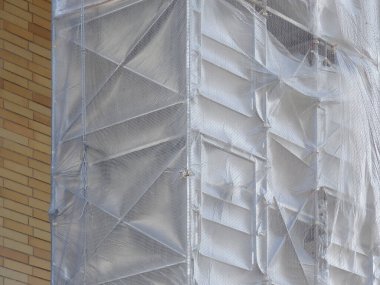 Koruyucu plastik kaplama ile kaplı bina cephesi