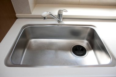 Modern mutfakta lavabo, yakın çekim. 