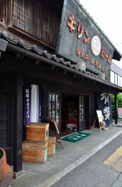 Geleneksel Japon dükkanları, dışarıda tahta sandıklar var.