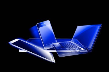 Siyah arkaplan üzerindeki modern dijital aygıtların yakın görüntüsü         