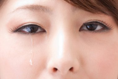 Gözyaşı döken kadına yakın çekim