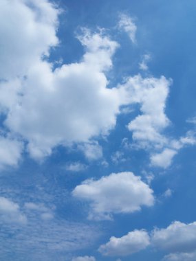 Bulutlu mavi gökyüzü. Doğal arkaplan 