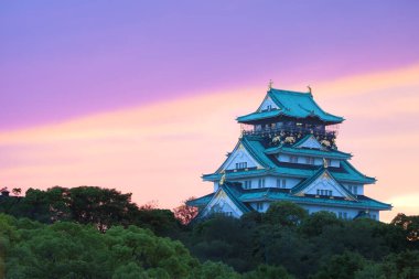 Osaka Şatosu 'nda güzel bir mimari. Gün batımında Japonya.