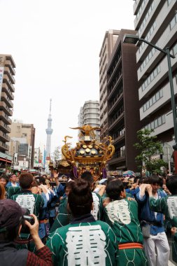 İnsanlar Tokyo, Japonya 'da düzenlenen geleneksel Kanda Matsuri festivaline katılıyor                 