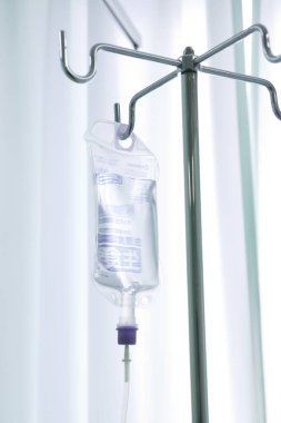 Vitamin serumu, damar içi, salin damlası hastane odası tıbbi konseptini ayarlayın.