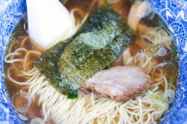 Japon usulü erişte ve domuz çorbası.