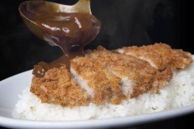  Körili kızarmış domuz pirzolası ve pilav.