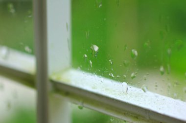 Pencereye yağmur damlaları