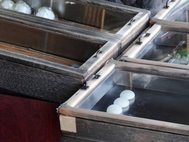 Cam su tanklarının içinde yüzen beyaz yumurtalar.