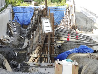 İnşaat alanındaki beton yapıyı destekleyen çelik parmaklıkların güçlendirilmesi