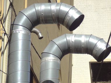 Şehirdeki endüstriyel borular ve mimari ayrıntılar