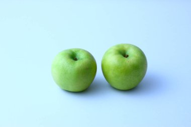 mavi arkaplanda taze yeşil elmalar 