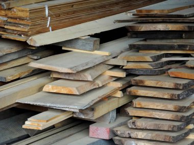 Fabrikadaki tahta yığınlarının yakın plan görüntüsü.