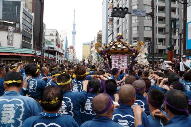 İnsanlar Tokyo, Japonya 'da düzenlenen geleneksel Kanda Matsuri festivaline katılıyor                 