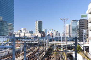 Tokyo, Japonya - Kasım 23, 2019: Tokyo, Japonya 'daki tren istasyonu. Tokyo Kulesi 'nin tepesinden manzara.
